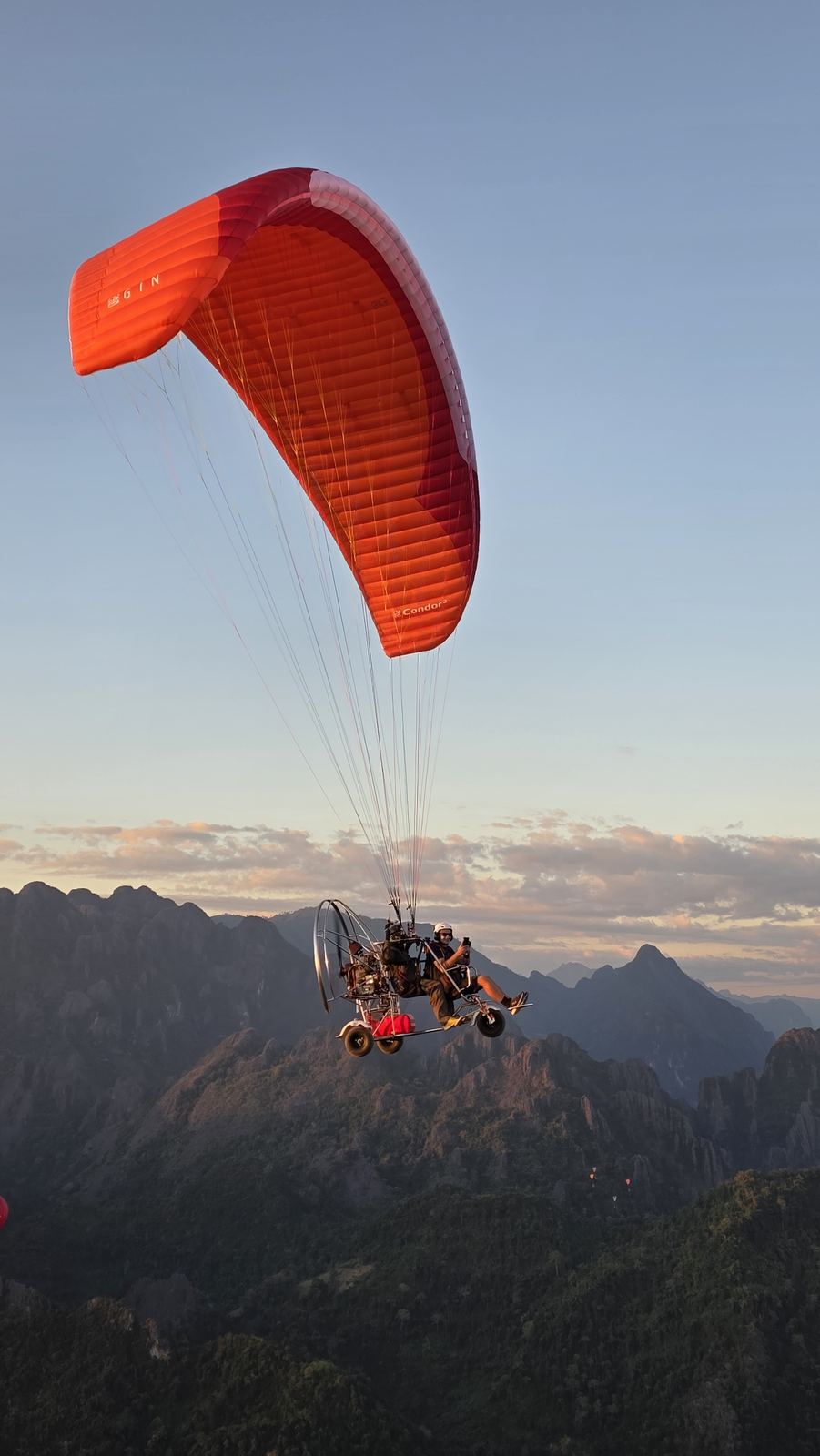 foto: paramotor sobre o Laos